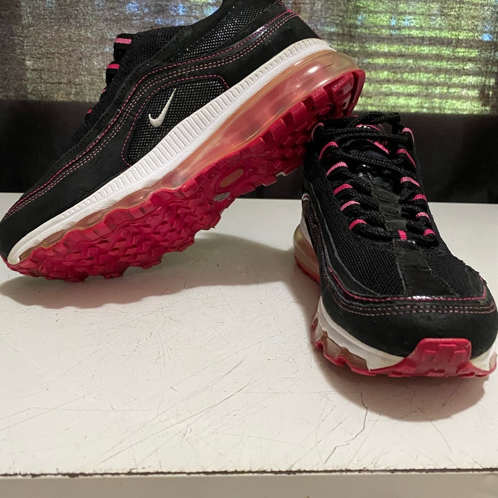 Authentic Nike Air Max Rose pink and black sneakers size 5.5